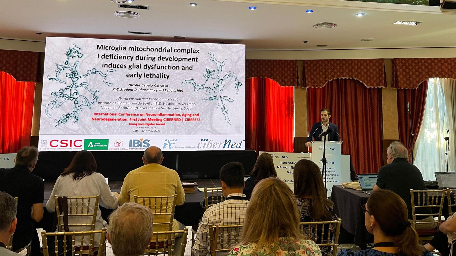 Nicolás Capelo durante la exposición de la investigación.