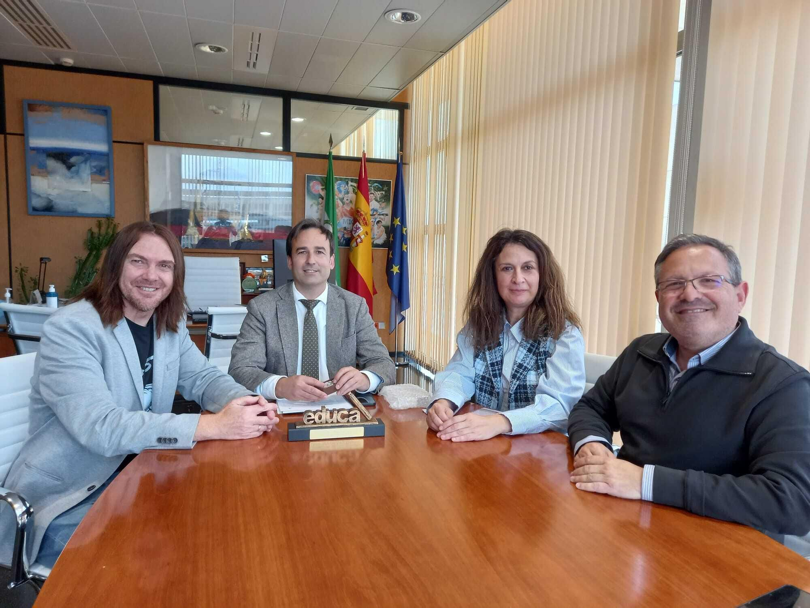 El delegado territorial, Carlos Soriano, recibe a Luis Anes.