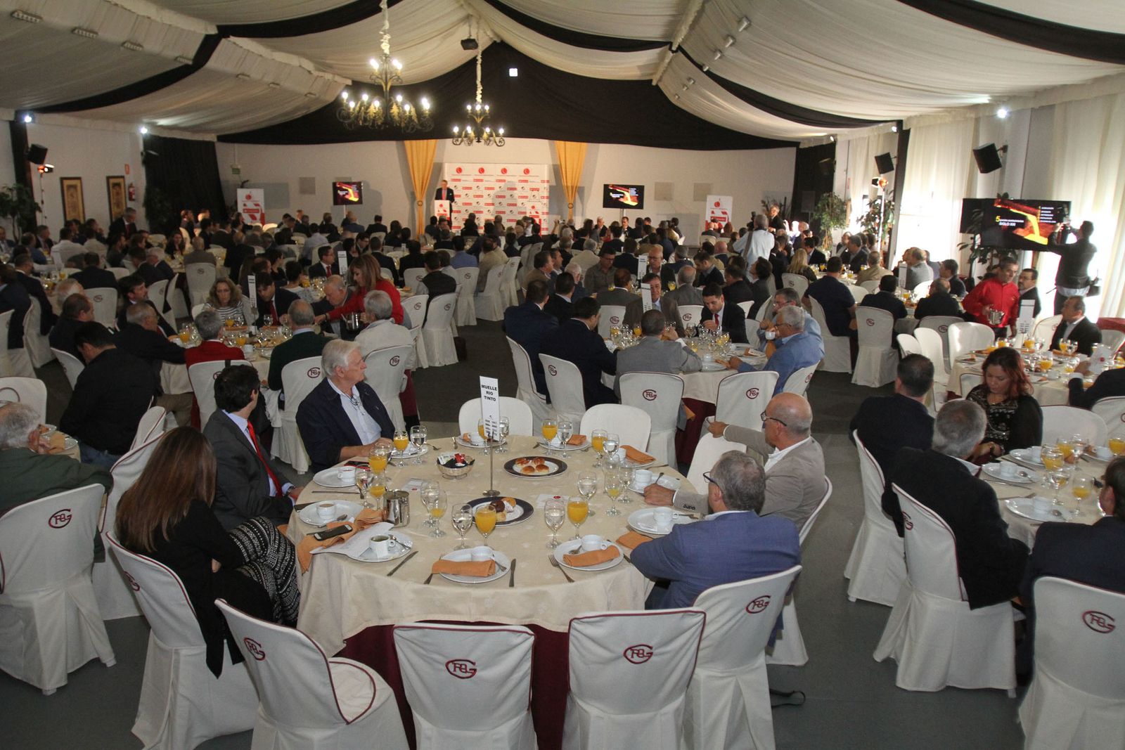 Imágenes del Desayuno Informativo del Grupo Joly con Javier Targhetta