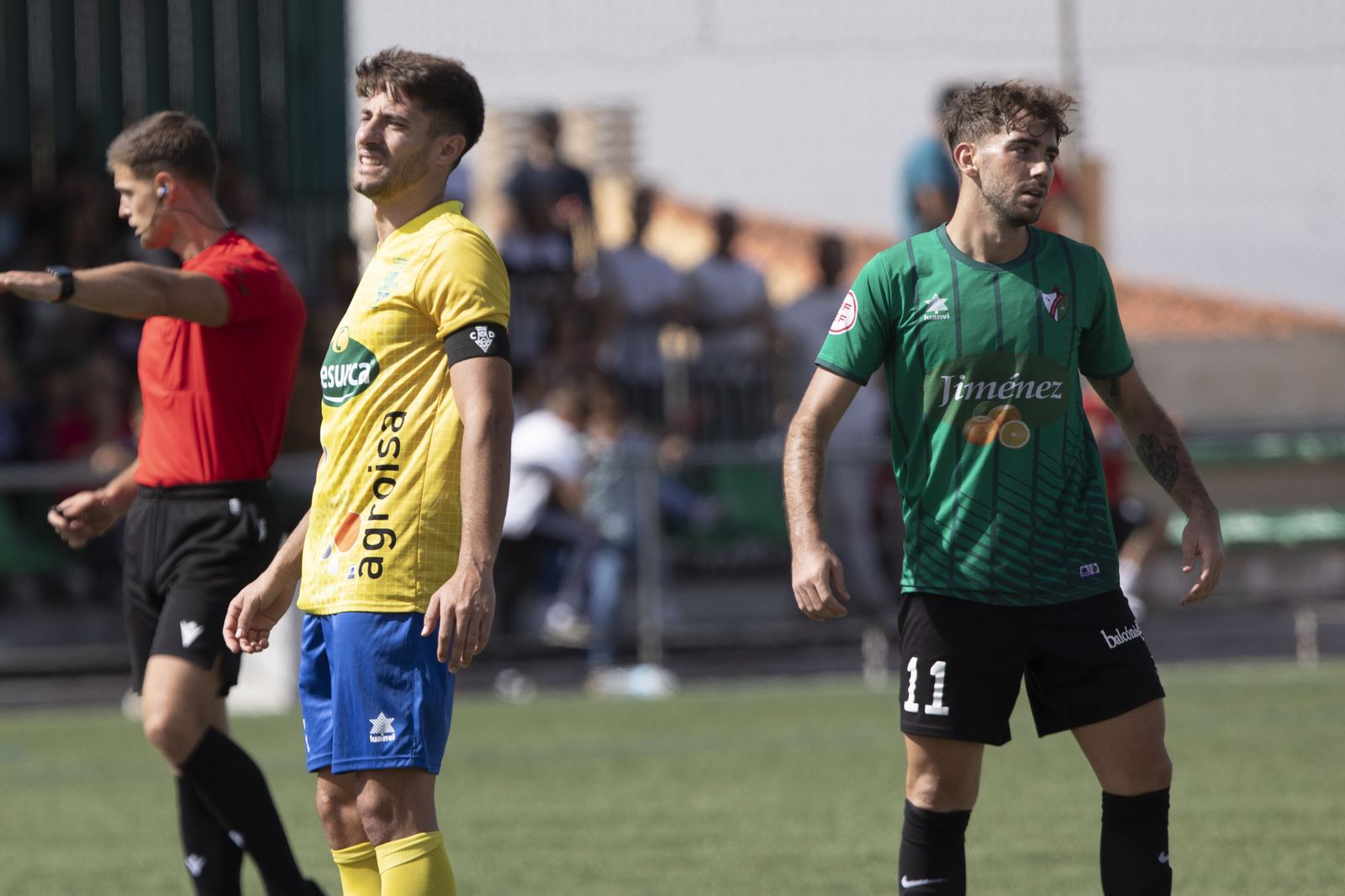 Un lance del juego en el partido entre Huétor Tájar y Huétor Vega.