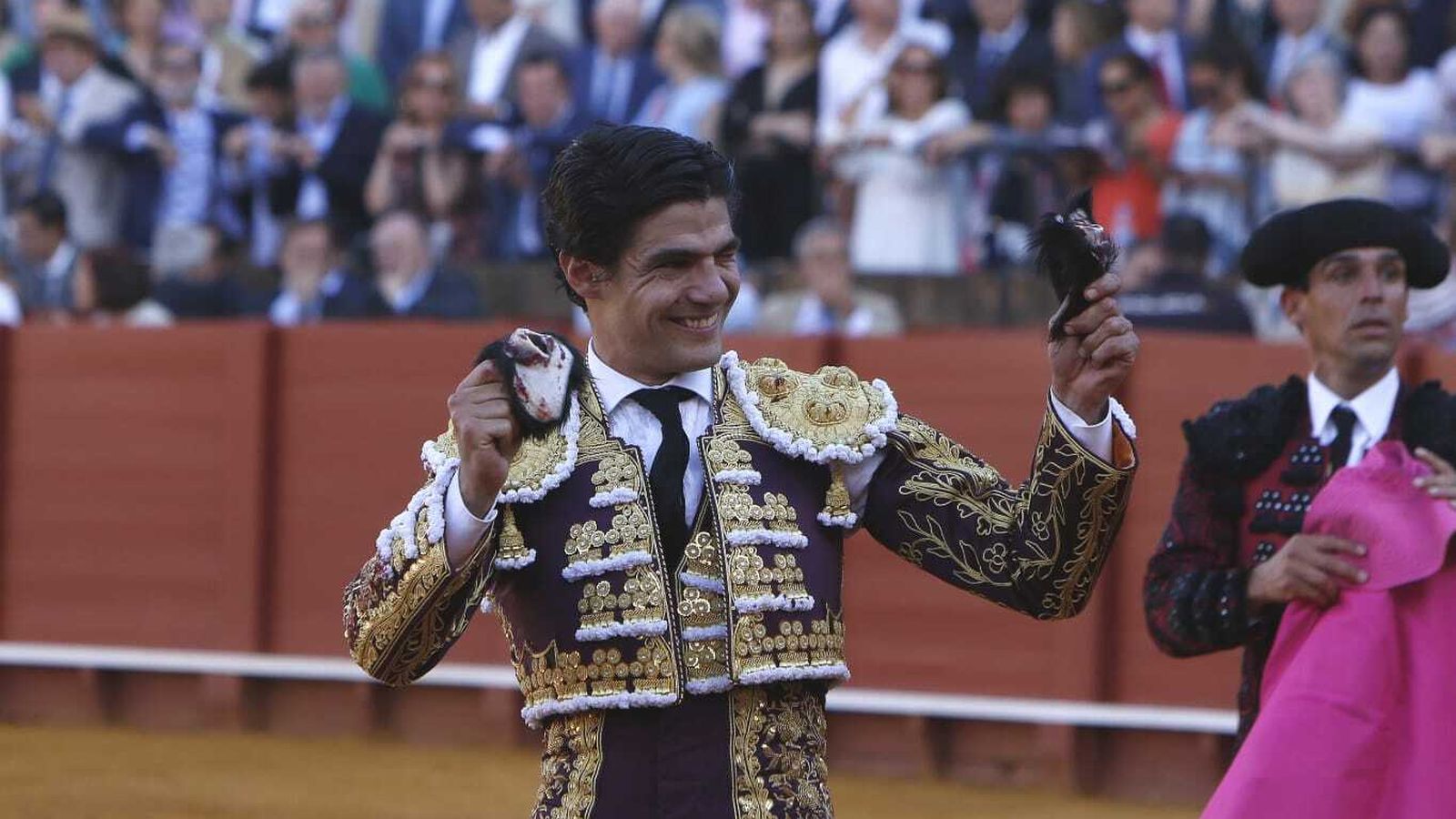 Aguado con las dos orejas que le ha cortado al segundo toro de la tarde.