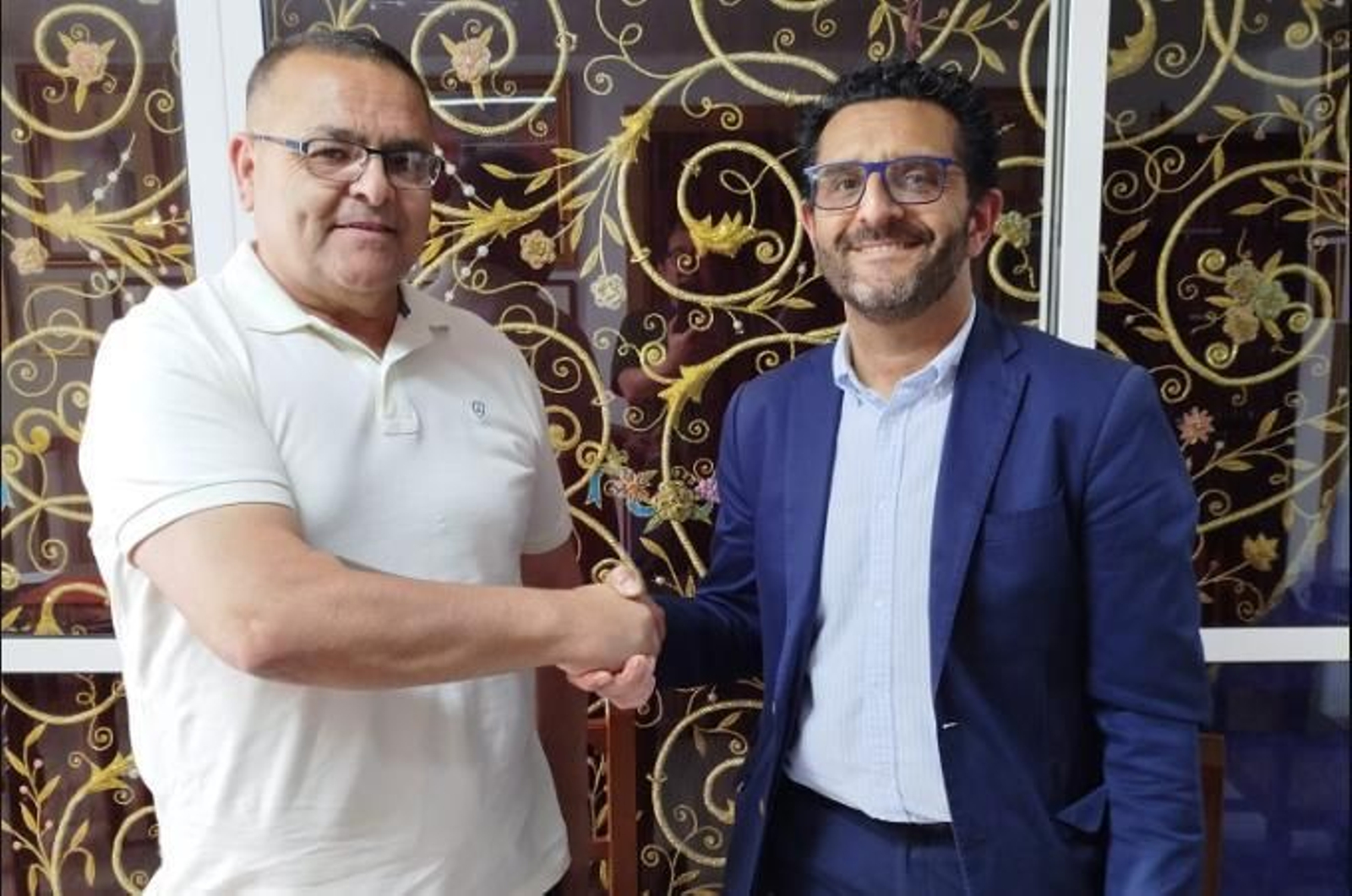 Firma del contrato entre ambas partes