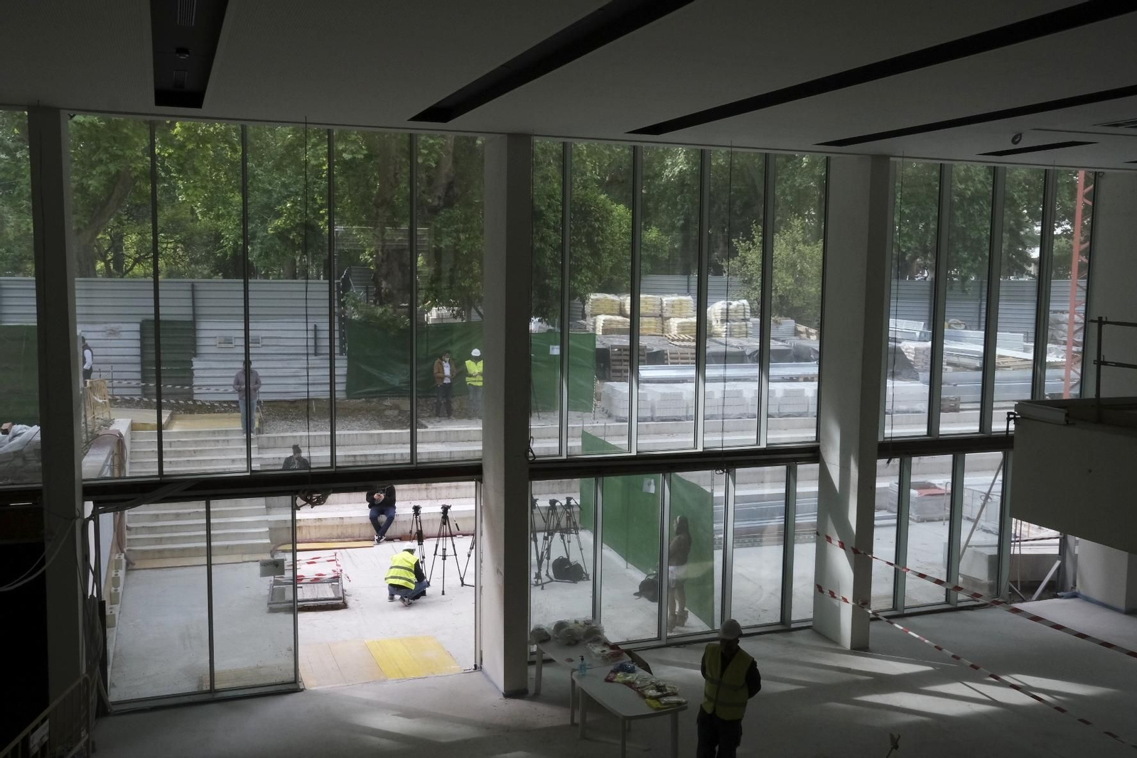 La visita de Carmen Calvo a las obras de la Biblioteca del Estado Grupo Cántico de Córdoba, en imágenes
