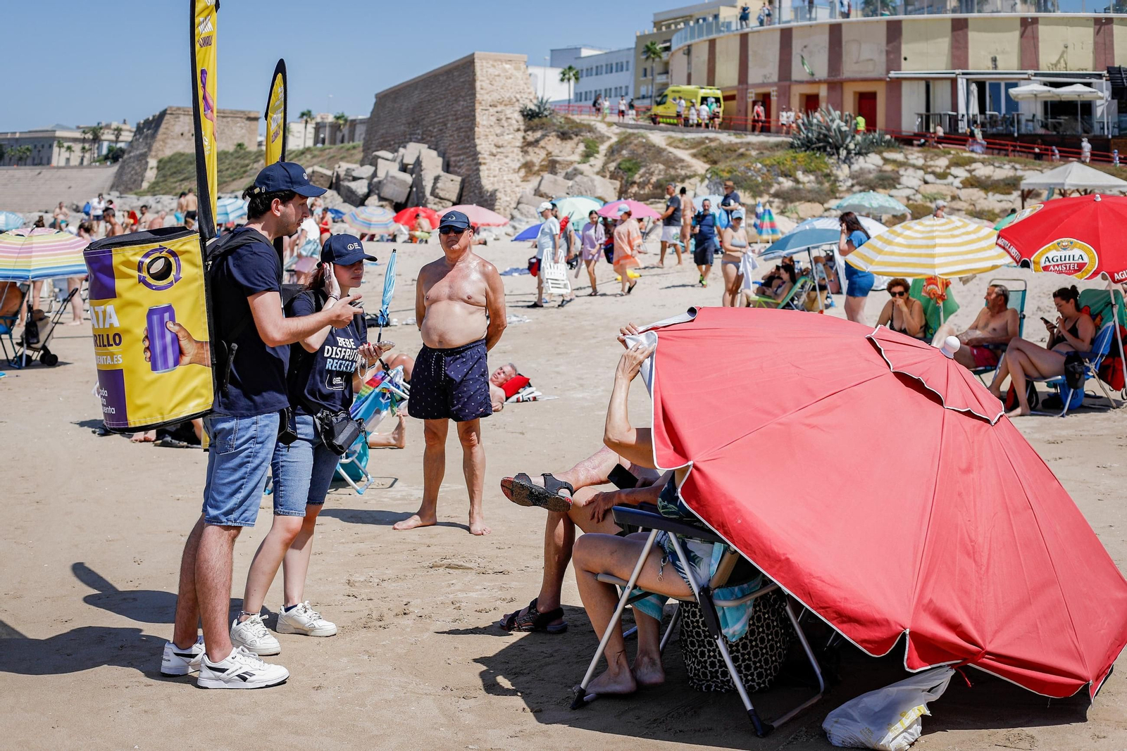 Los educadores ambientales que recorrerán las playas gaditanas.