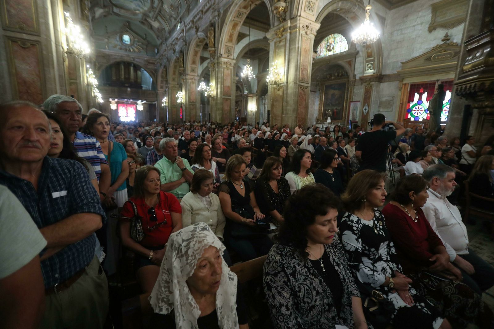 Cientos de personas acuden a una misa en la catedral de Santiago de Chile.