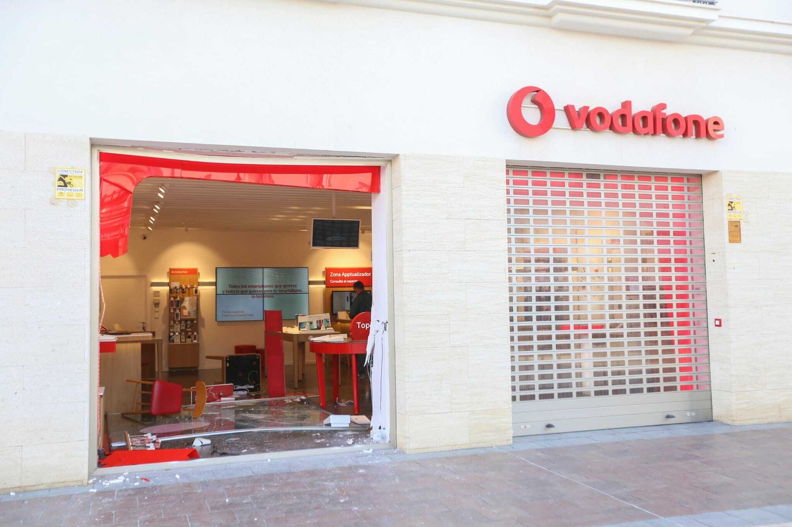 Estado en el que ha quedado el local tras el robo por el método del alunizaje.