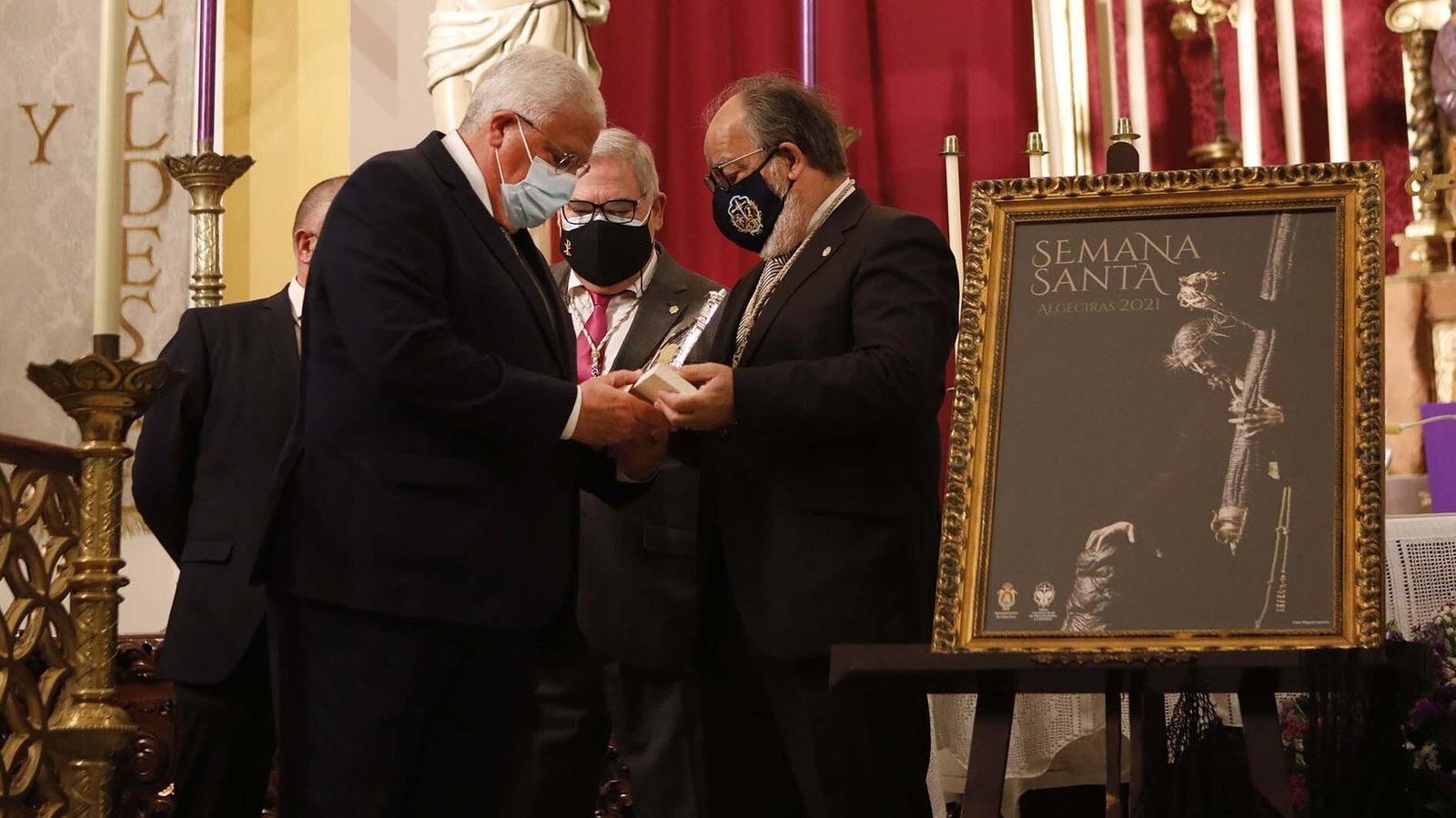 Las fotos de la presentación  del cartel oficial de la Semana Santa de Algeciras y la entrega de la Palma Cofrade