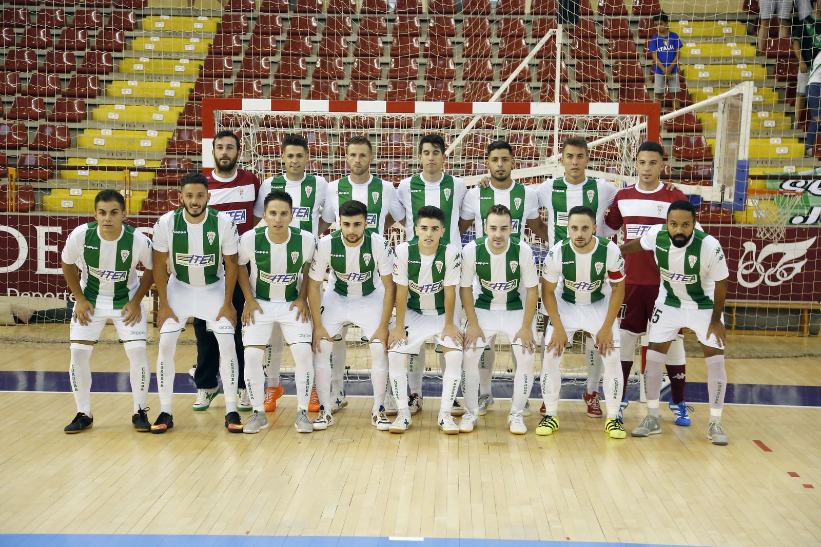 La plantilla del Itea Córdoba CF Futsal posa delante de una de las porterías de Vista Alegre antes de un partido de pretemporada.