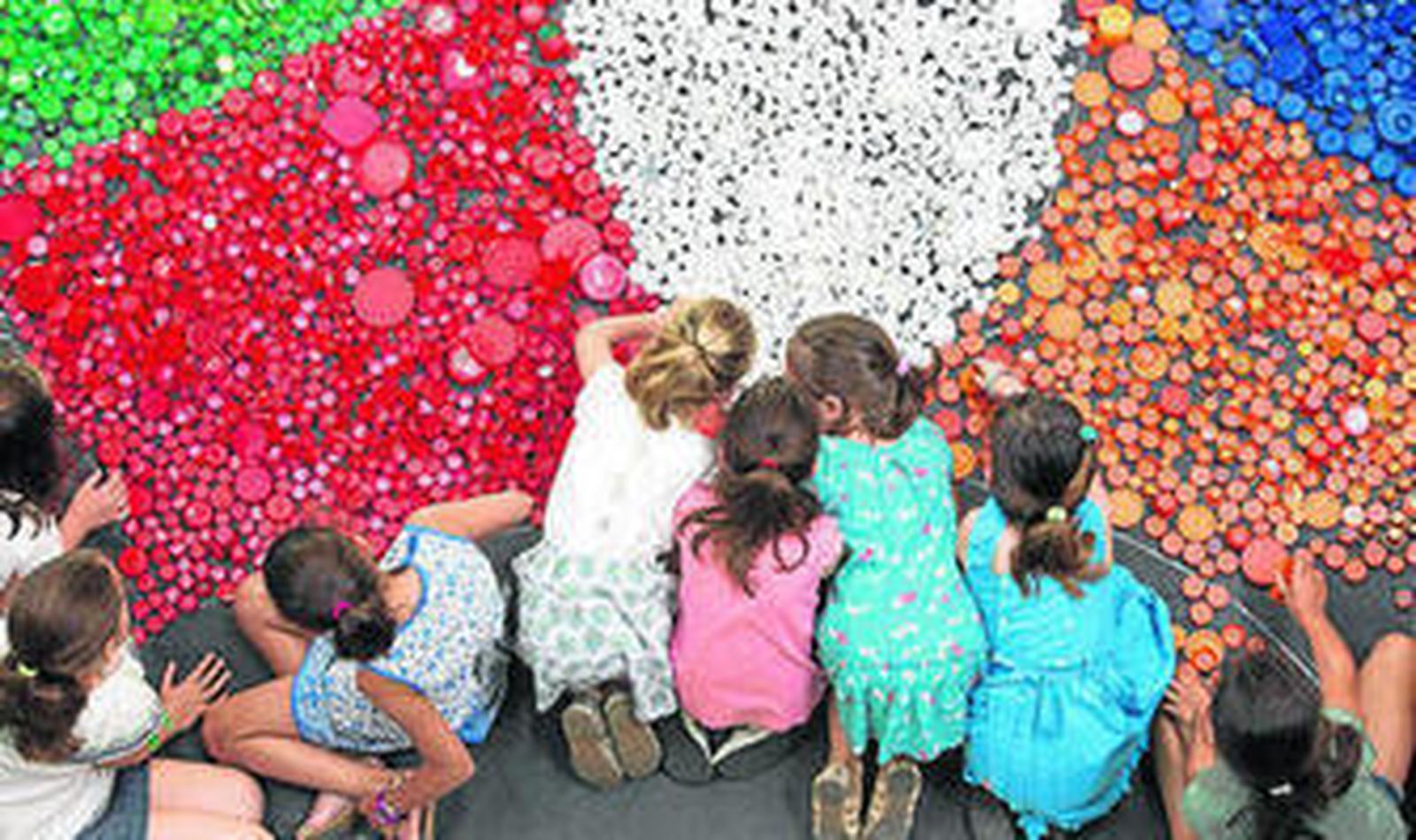 Alumnos del San Francisco de Paula elaboran el rangoli.