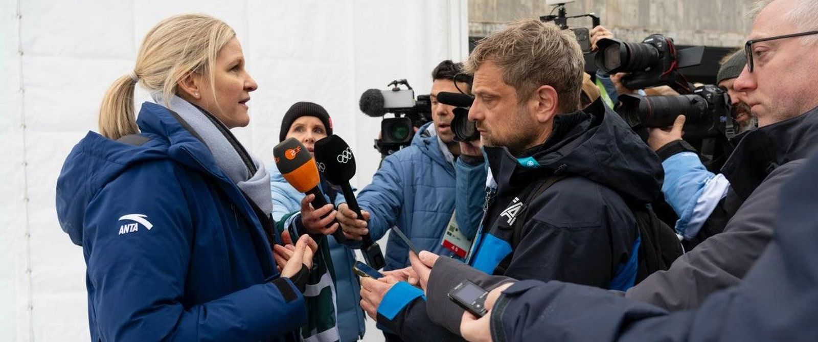 La presidenta del COI, Kirsty Coventry, en el momento de expulsar a Heraskevych.