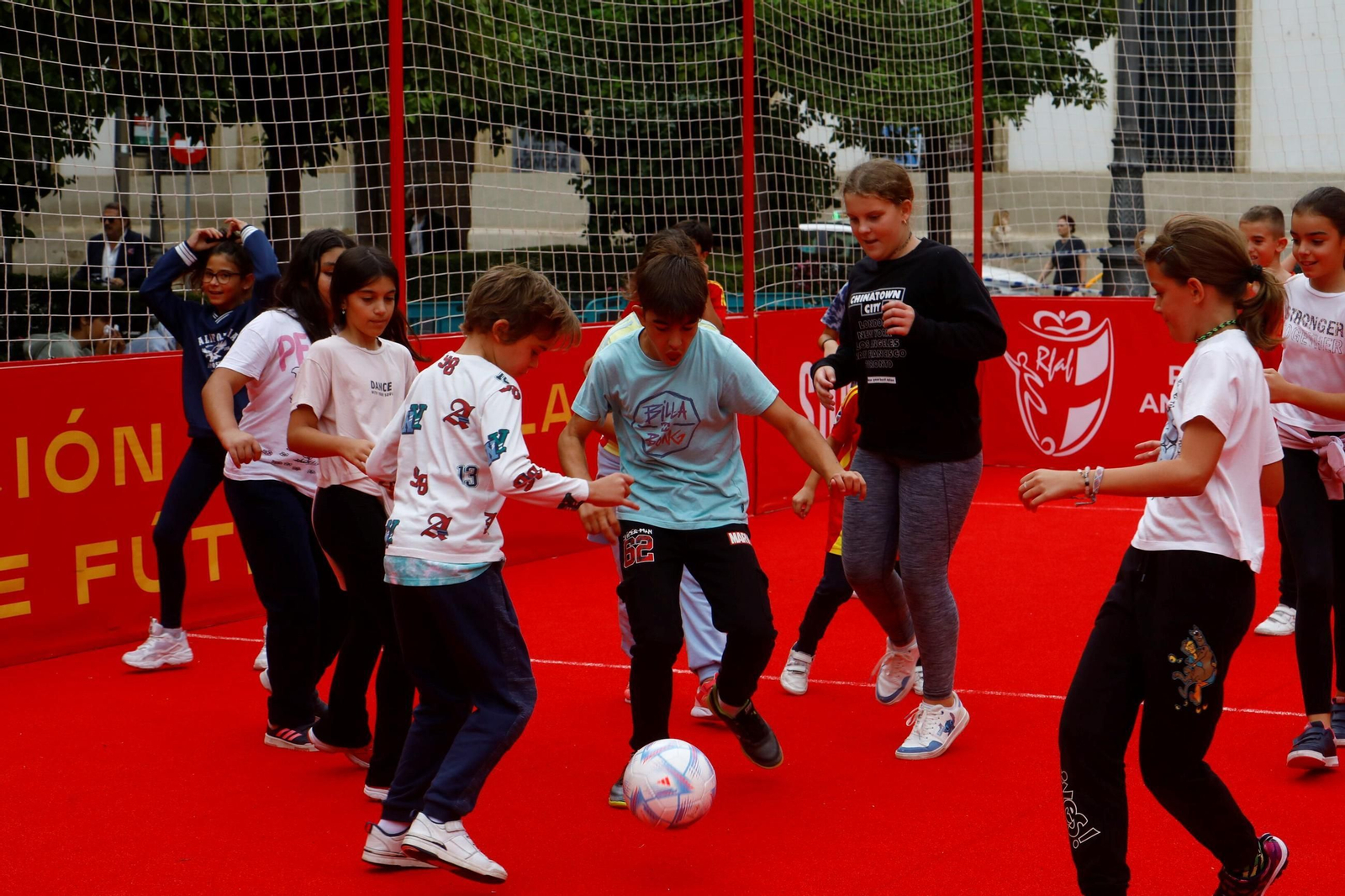 Los colegios de Córdoba disfrutan de la Fan Zone de la selección española, en imágenes