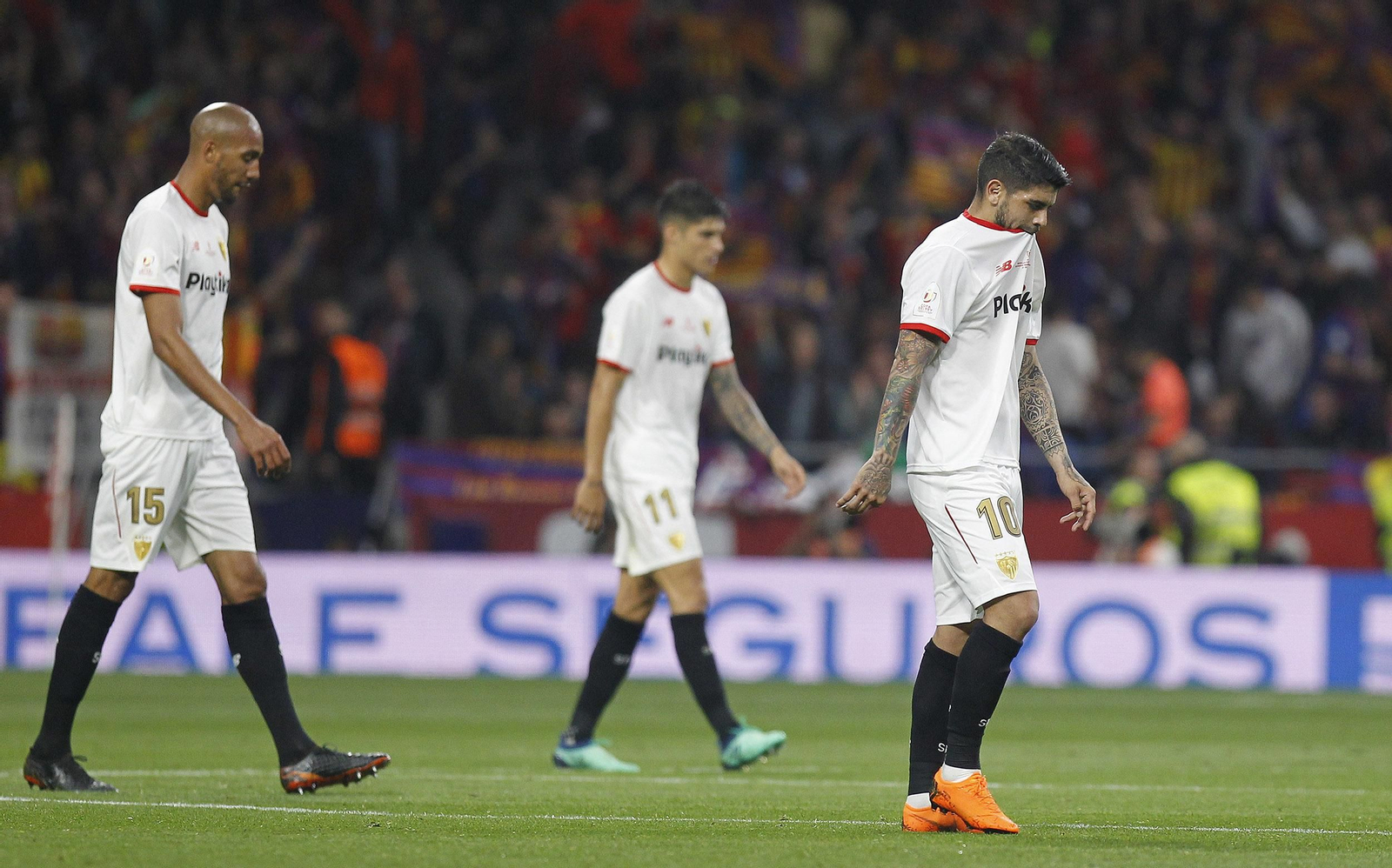 Decepción entre los jugadores del Sevilla tras la dura goleada.