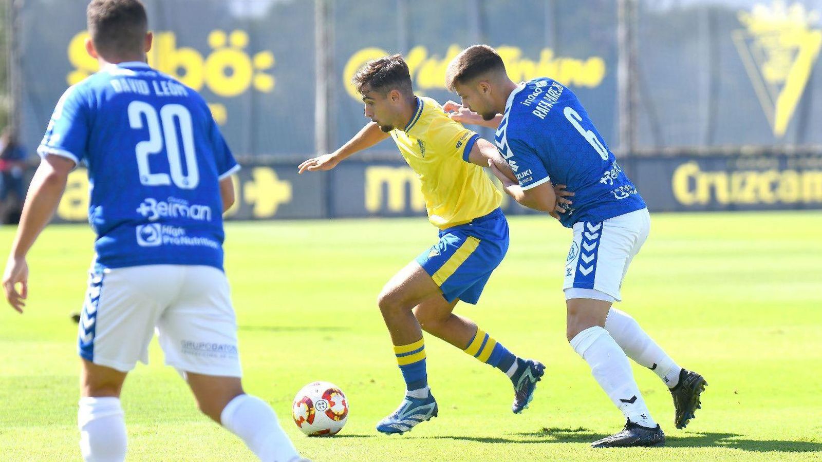 Rafa Parejo intenta frenar al cadistsa Raúl López.