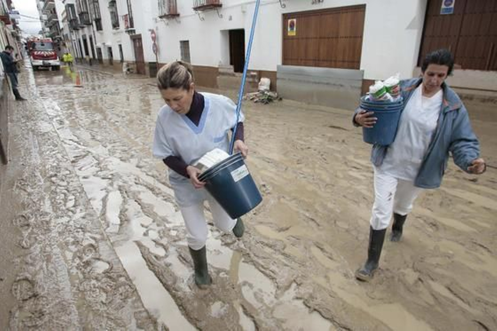 Tareas de limpieza de lodo en Écija.

Foto: Juan Carlos Muñoz
