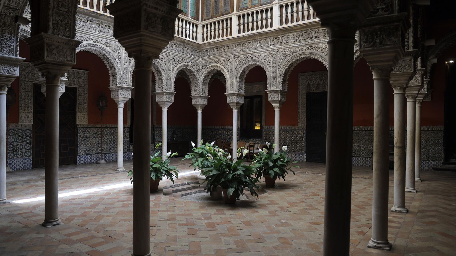 Patio de la Casa Salinas, con decoración plateresca e inspirado en el Alcázar.