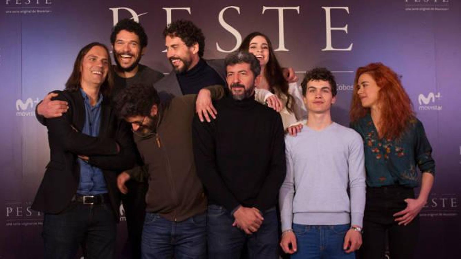 El director Alberto Rodríguez (centro) junto a Rafael Cobos (izquierda) y los actores de 'La  peste'.