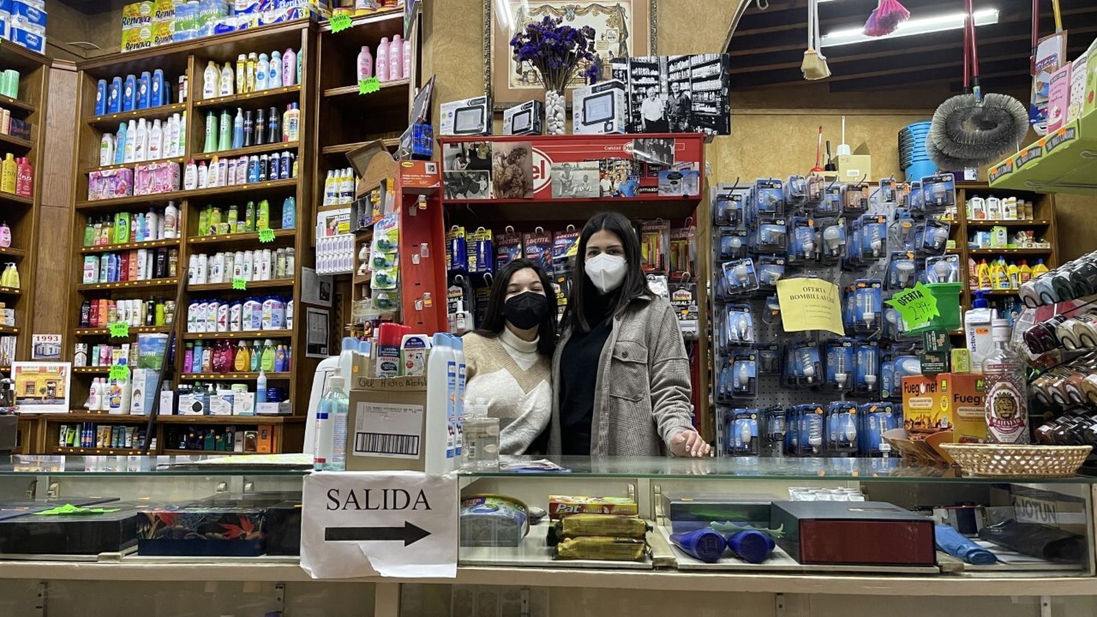 Dos de las hermanas, en el mostrador de la céntrica Droguería Roque, en la portuense calle Ganado.