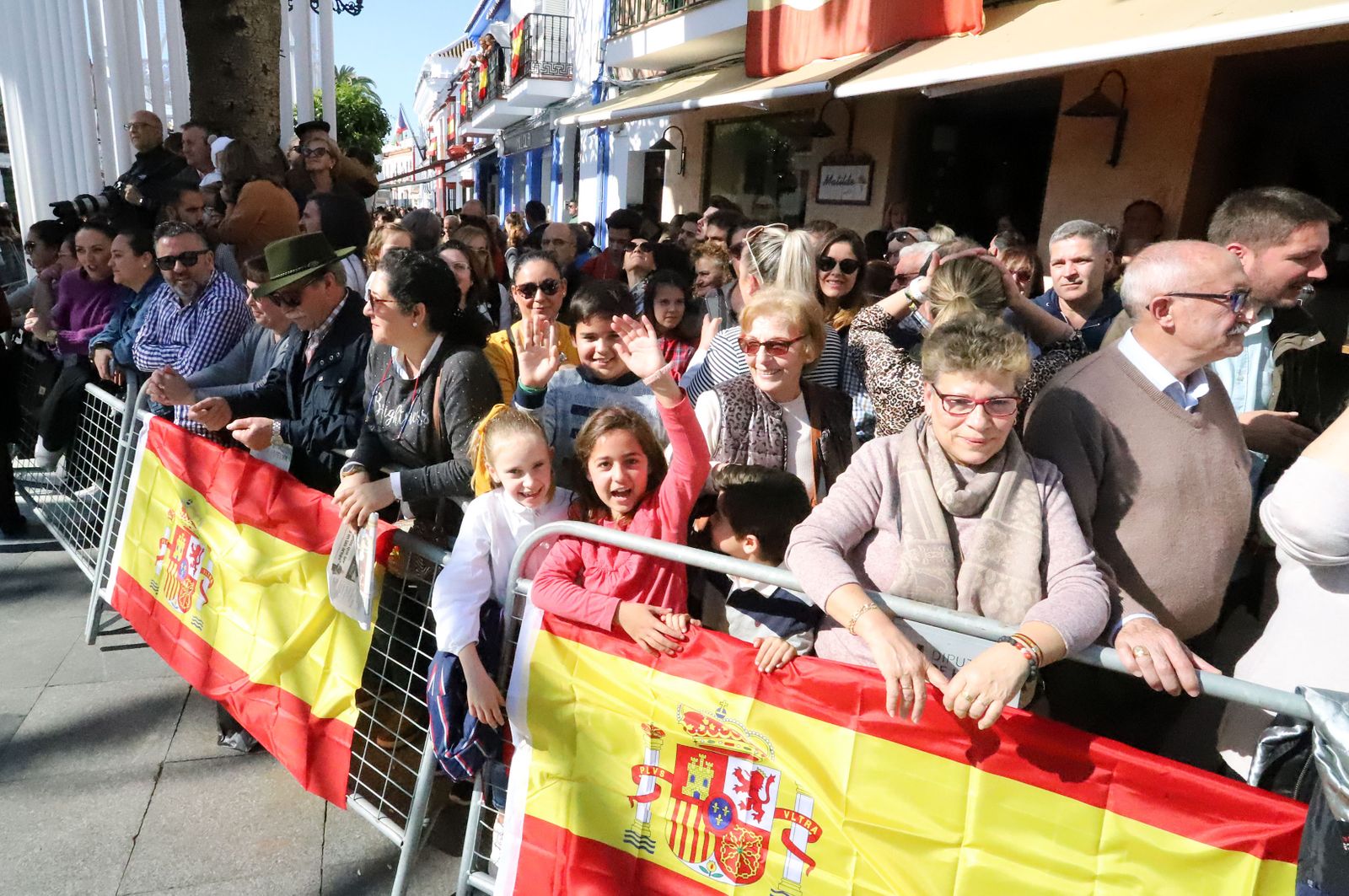 Imágenes de Don Felipe y Doña Letizia arropados por el cariño de los almonteños
