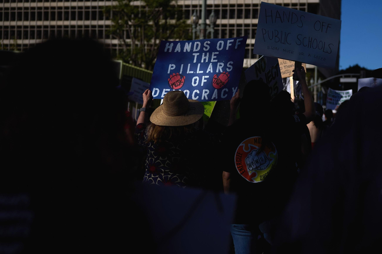 Miles de manifestantes contra Trump y Musk en EEUU: "¡Quita tus manos!"