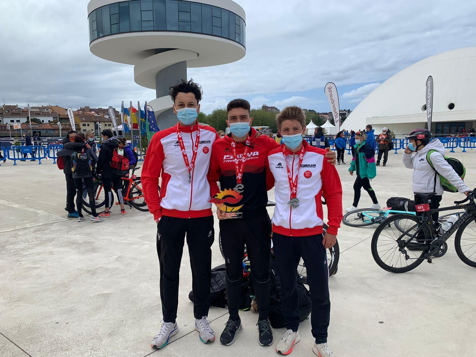 Representantes del club Triatlón Isbilya Sloppy Joe's en el Nacional de Avilés.