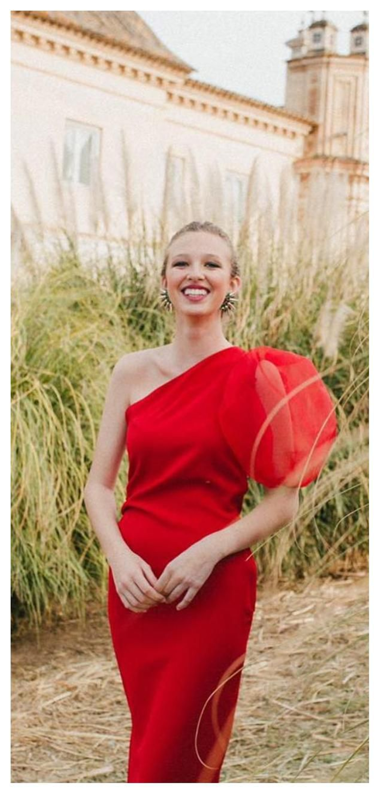 La firma sevillana Rental Mode propone este vestido de escote asimétrico y manga abullonada de transparencia, una combinación que está muy de tendencia esta primavera, tanto en invitada como en flamenca. El color es de lo más favorecedor y el corte entalla la cadera creando una figura muy elegante.