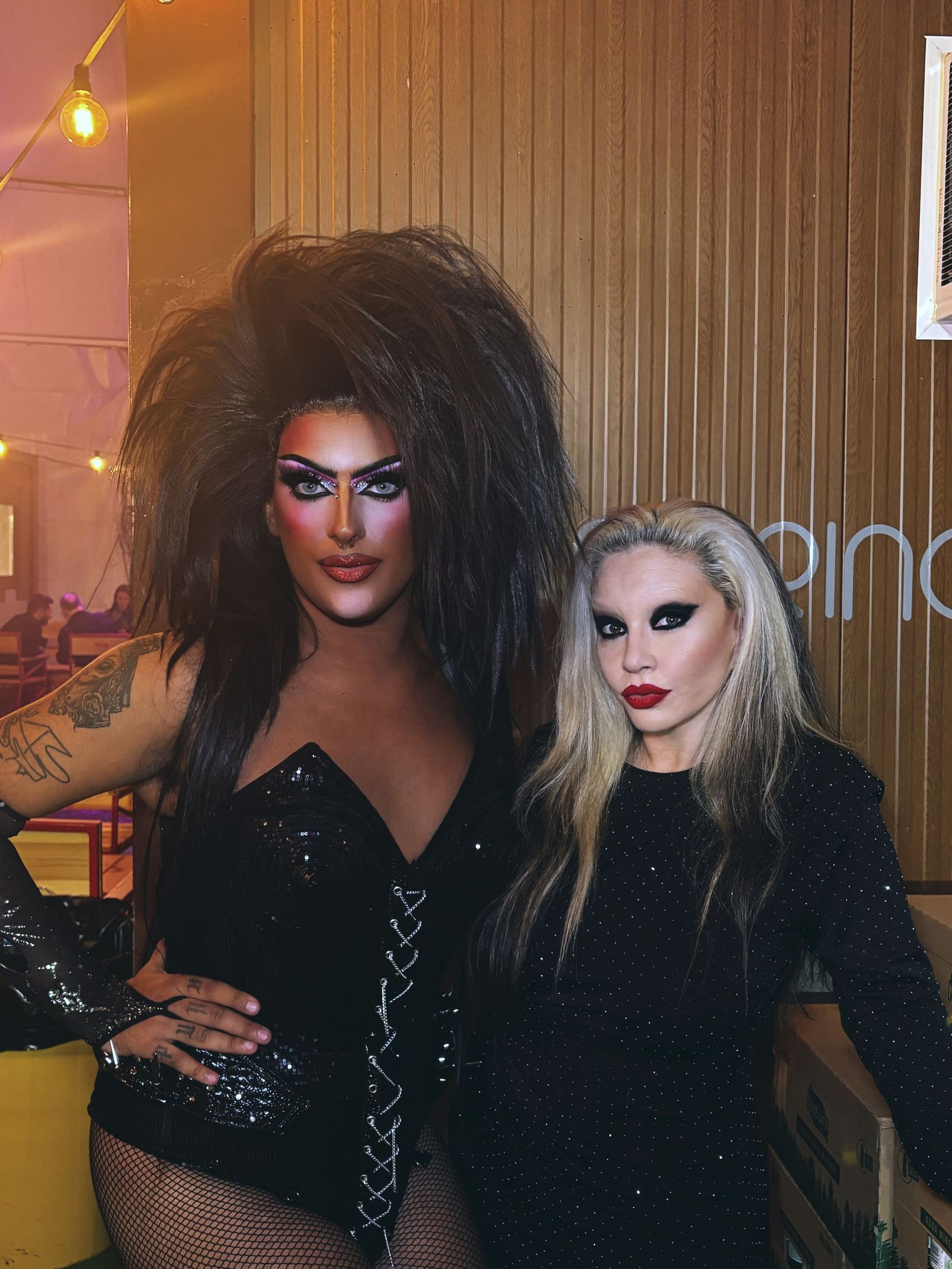 Jota Carajota posa junto a Alaska.