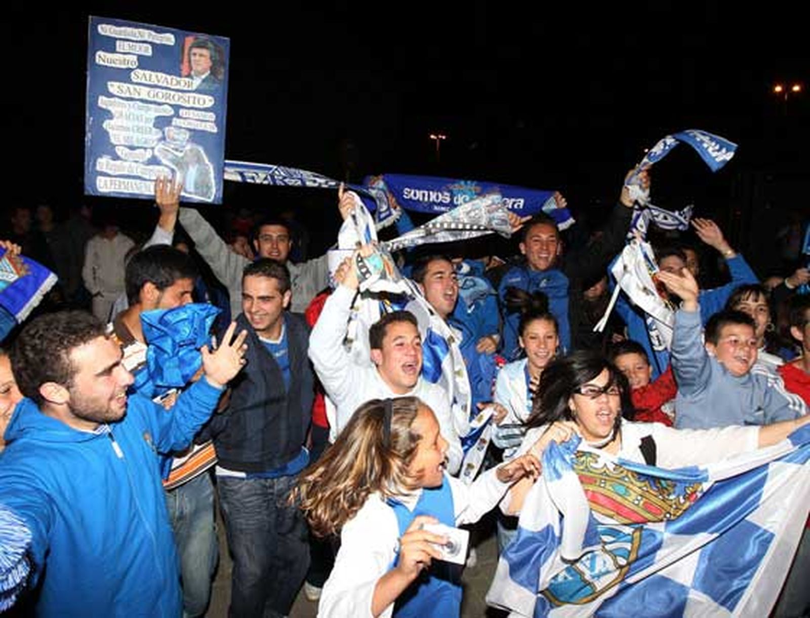 Después de una larga espera y de superar la decepción del descenso, los aficionados xerecistas quisieron animar a los futbolistas, ilusión que se refleja en la cara del chaval de la derecha que saluda al autobús 

Foto: Miguel Angel Gonzalez