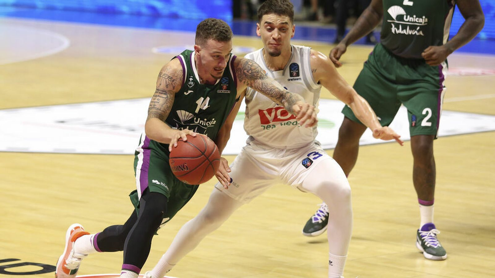 Josh Adams trata de marcharse de Scott Bamforth.