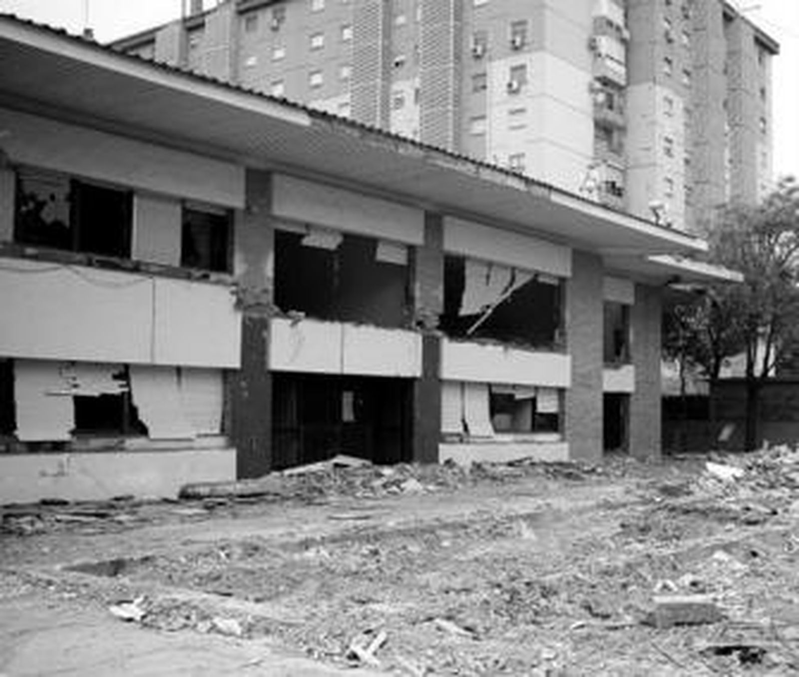 A la izquierda, el viejo edificio del colegio Doce de Octubre en proceso de derribo. A la derecha, vista del exterior del nuevo centro de dicho dicho colegio.