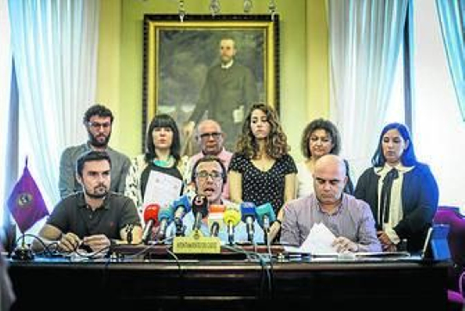 Jose María González y su equipo de Gobierno, ayer en el Ayuntamiento de Cádiz. Jose María González y su equipo de Gobierno, ayer en el Ayuntamiento de Cádiz.