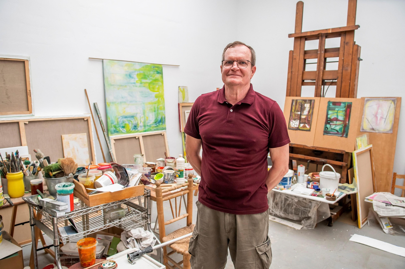 El pintor y académico Juan Fernández Lacomba retratado en su estudio.