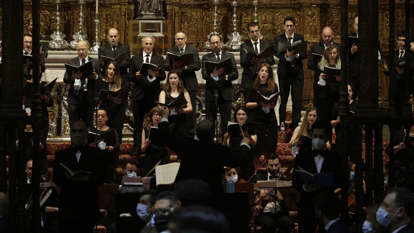 El coro y la orquesta durante la misa.