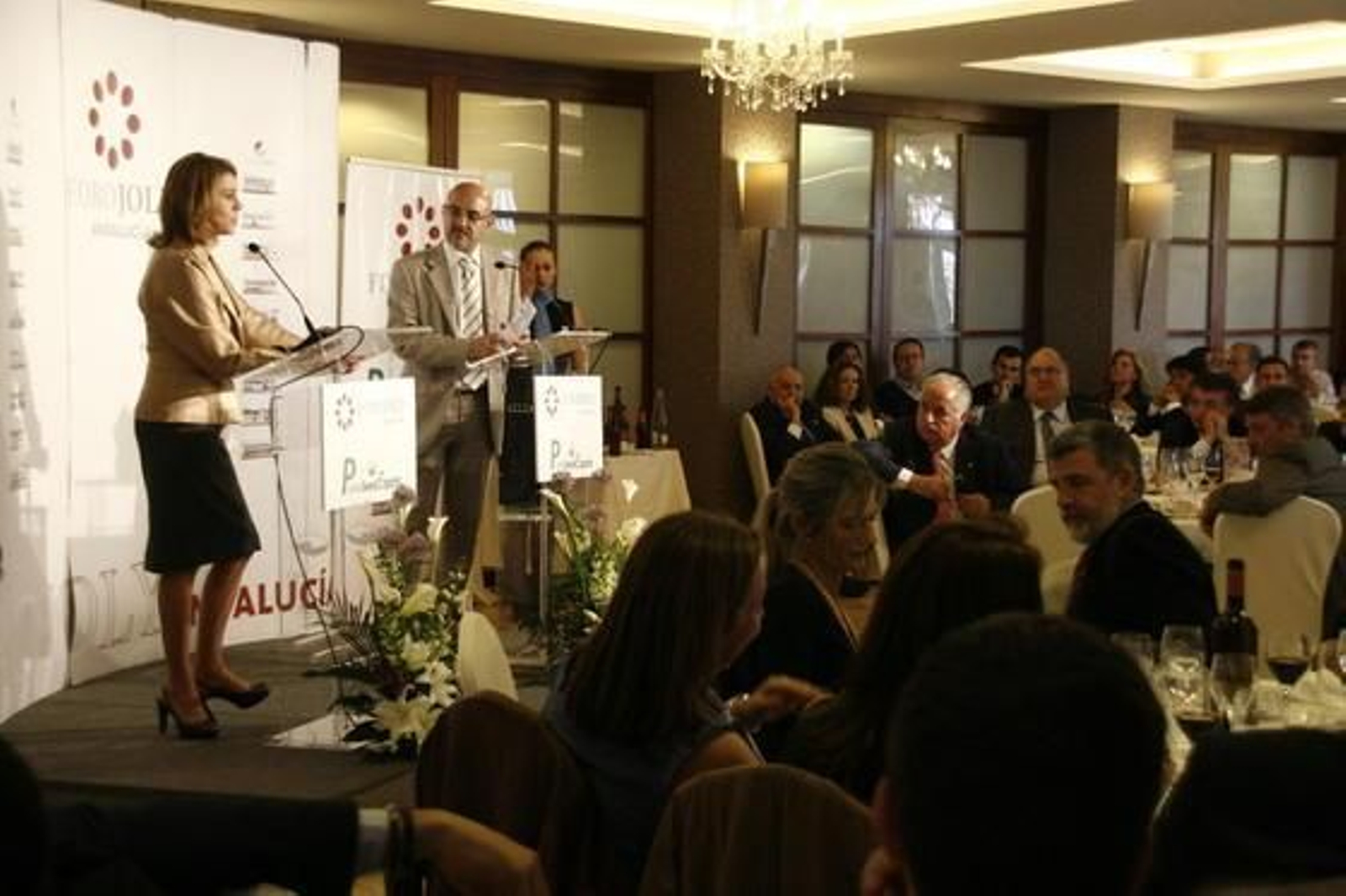 El director de Diario de Almería lee las preguntas de los asistentes a la secretaria general del Partido Popular.

Foto: J. Alonso/ R. Gonzalez