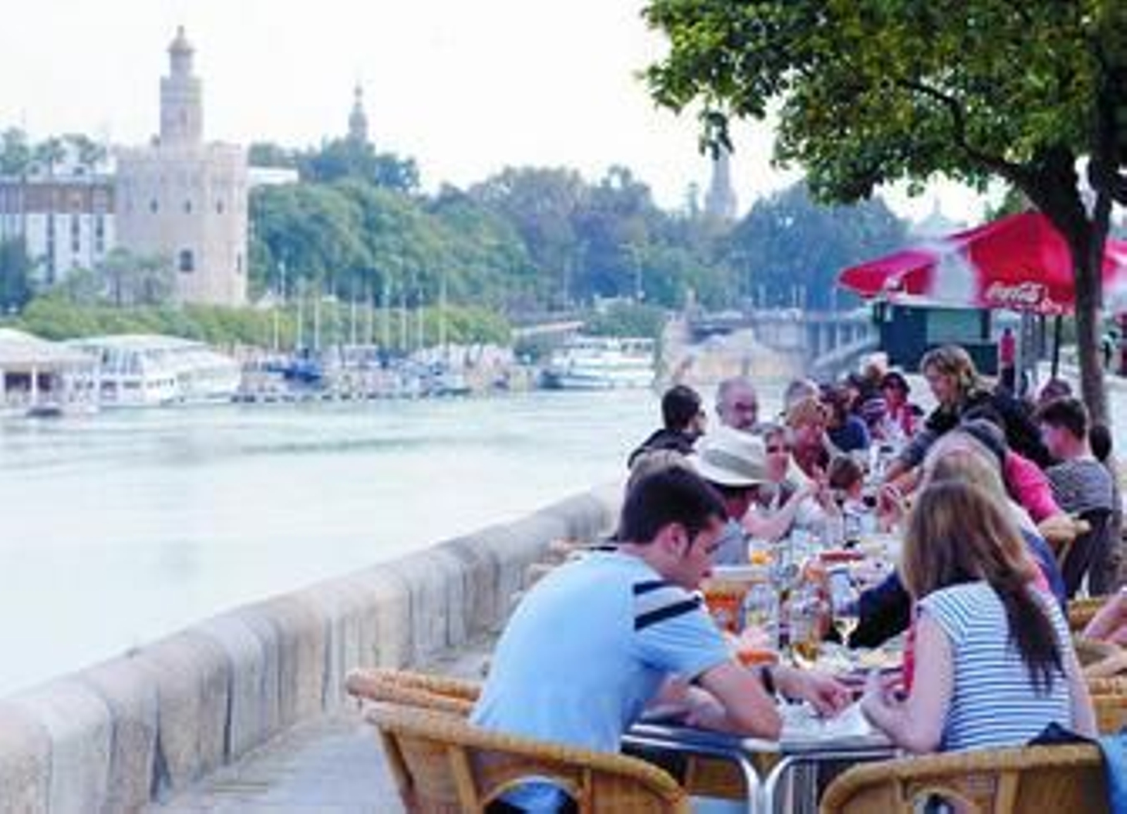 Terrazas y veladores en la calle Betis, con la Torre del Oro al fondo.