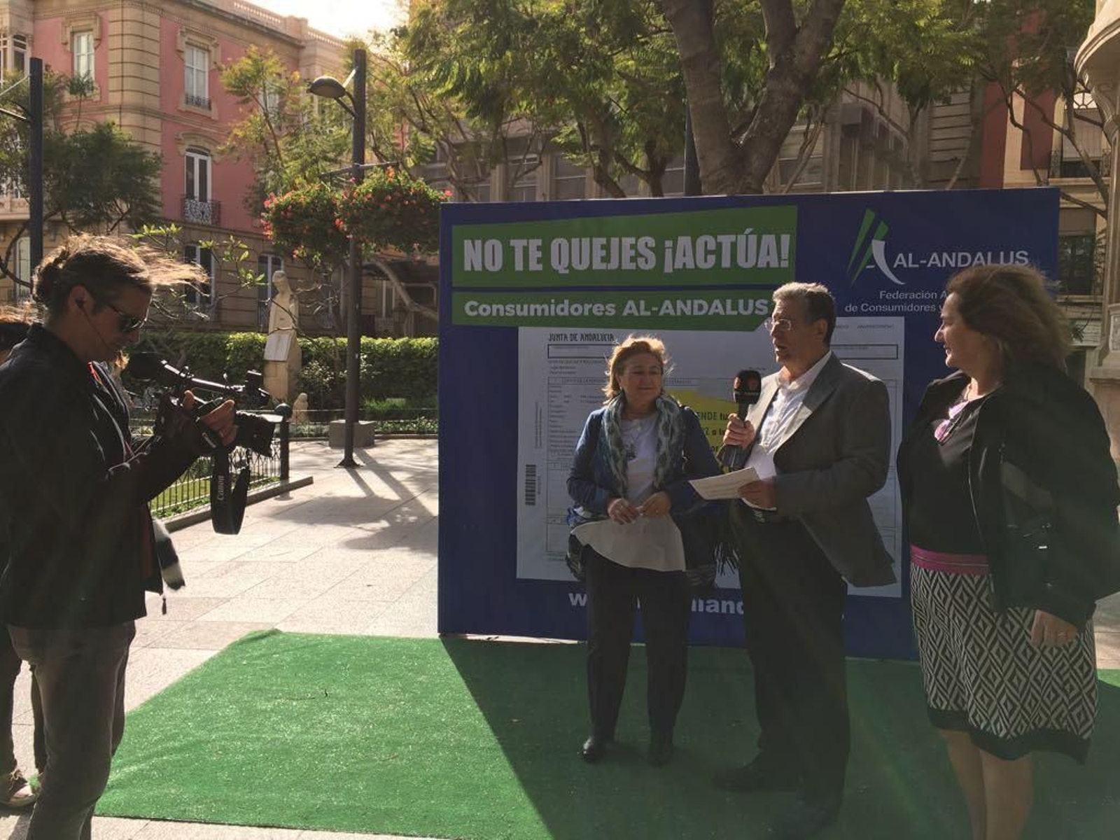 La presidenta de Al-Andalus en Almería, Isabel Alcaraz, durante la campaña Street Marketing en la capital.