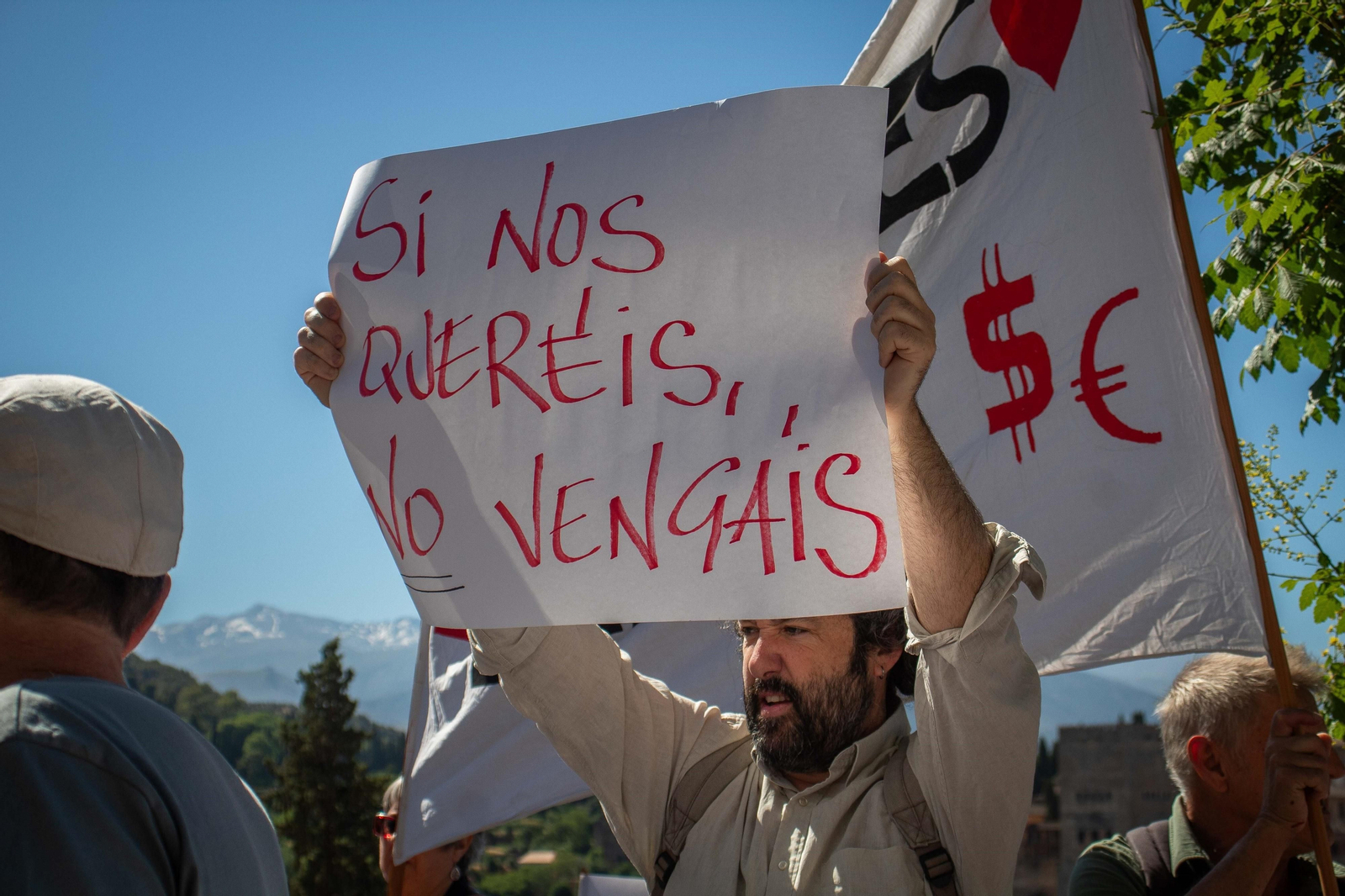 La protesta de los vecinos del Albaicín contra el turismo de masas, en imágenes
