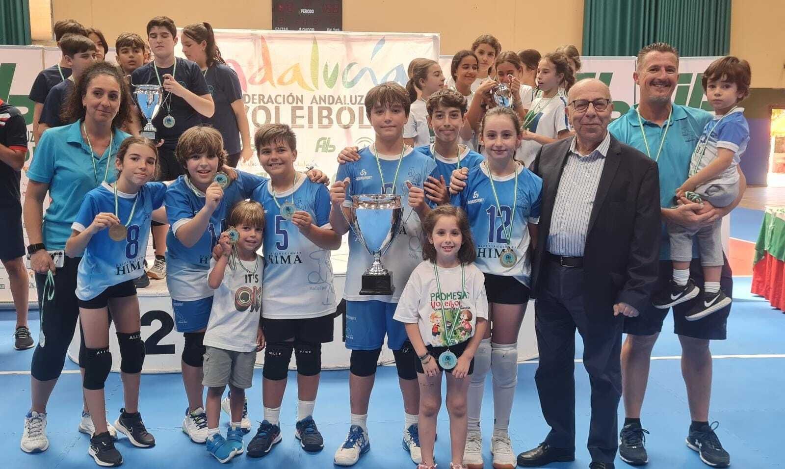 Ramón Velázquez, presidente de la Andaluza, posa con el Adesa 80.