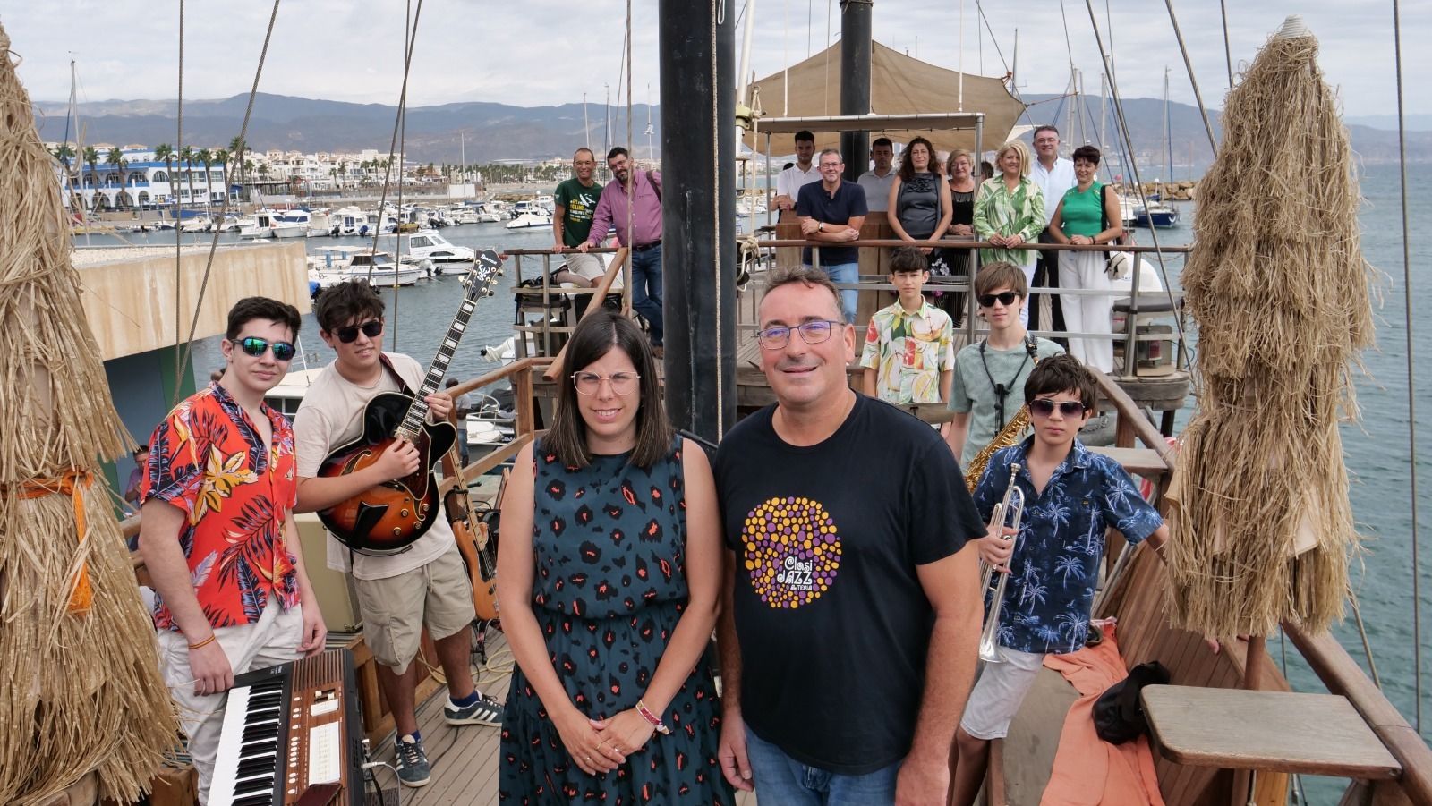 Almudena Morales y Pablo Mazuecos presentando ‘Jazz 2023’ a bordo de un barco en Roquetas.