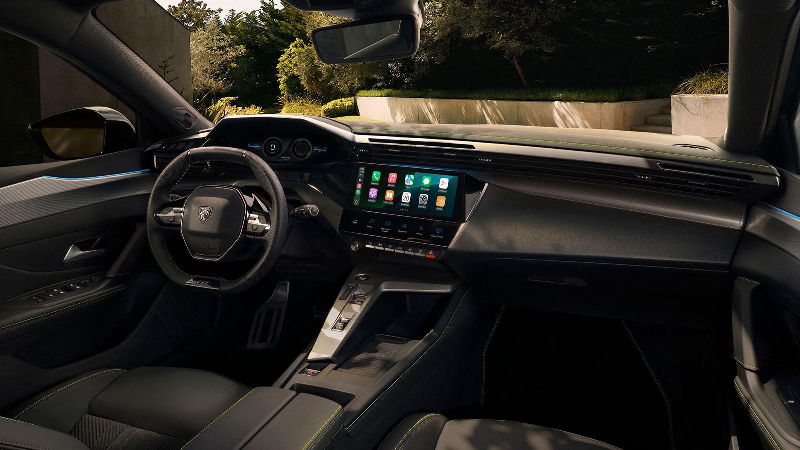 Todas las versiones tienen intrumentación digital y la pantalla central, aunque los acabados más altos incorporan en ésta última el navegador.