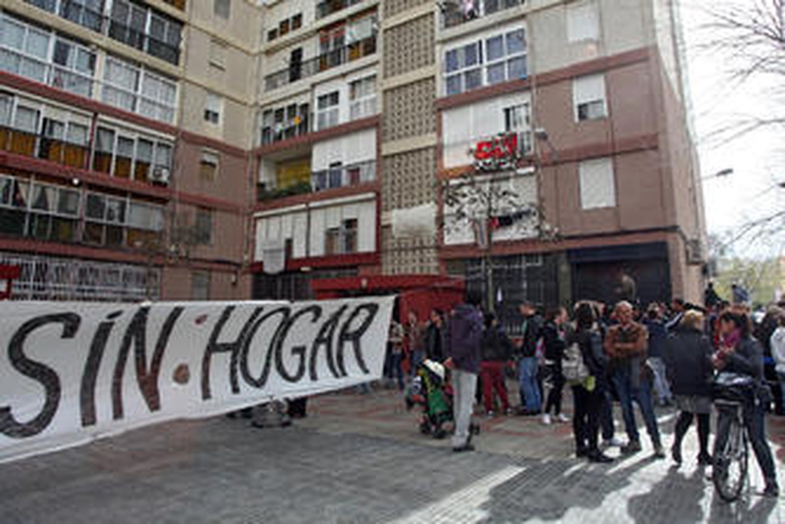 Muchos vecinos apoyaron a Milagros Arzúa bajo la vivienda ocupada. /Jesús Marín