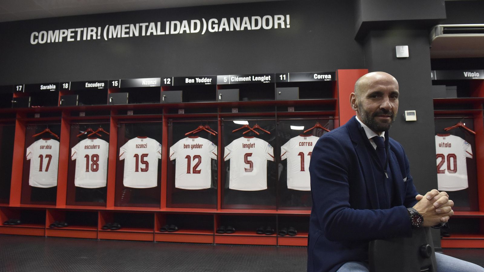 Monchi posa en el vestuario.