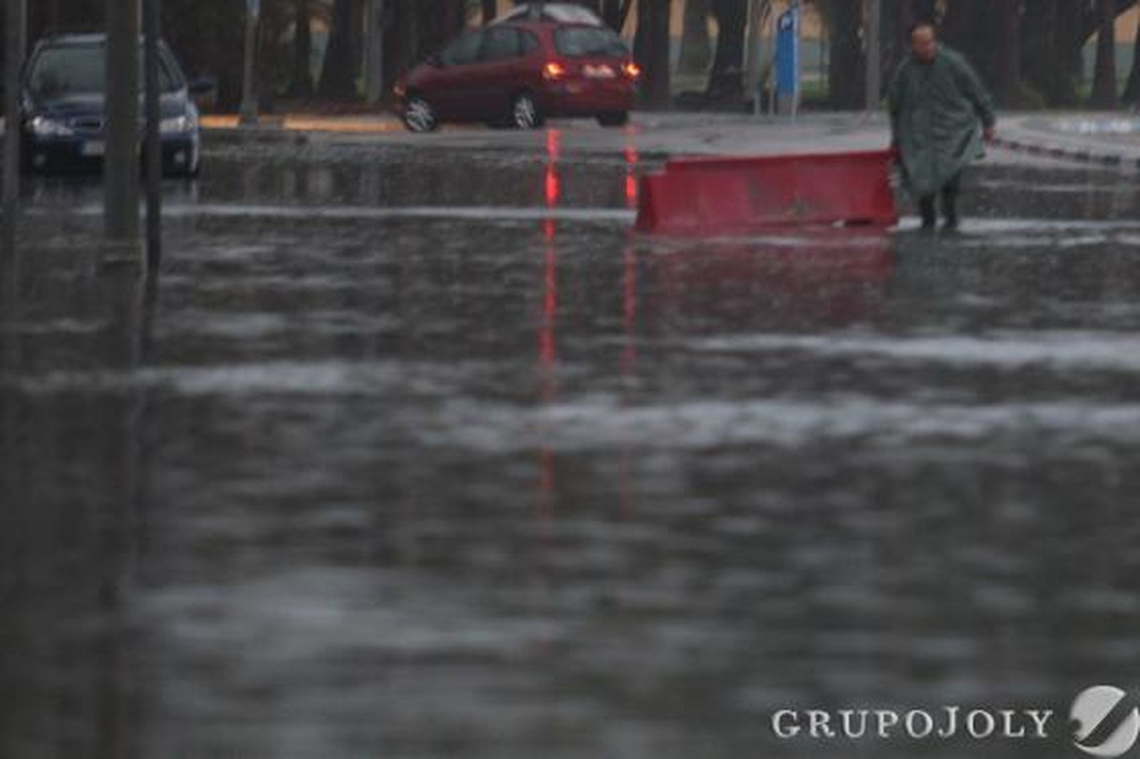 Los bomberos realizan más de treinta intervenciones por achique de agua en apenas cinco horas, sobre todo en La Línea y Algeciras./Fotos:Fran Montes/Paco Guerrero

Foto: Fran Montes/Paco Guerrero
