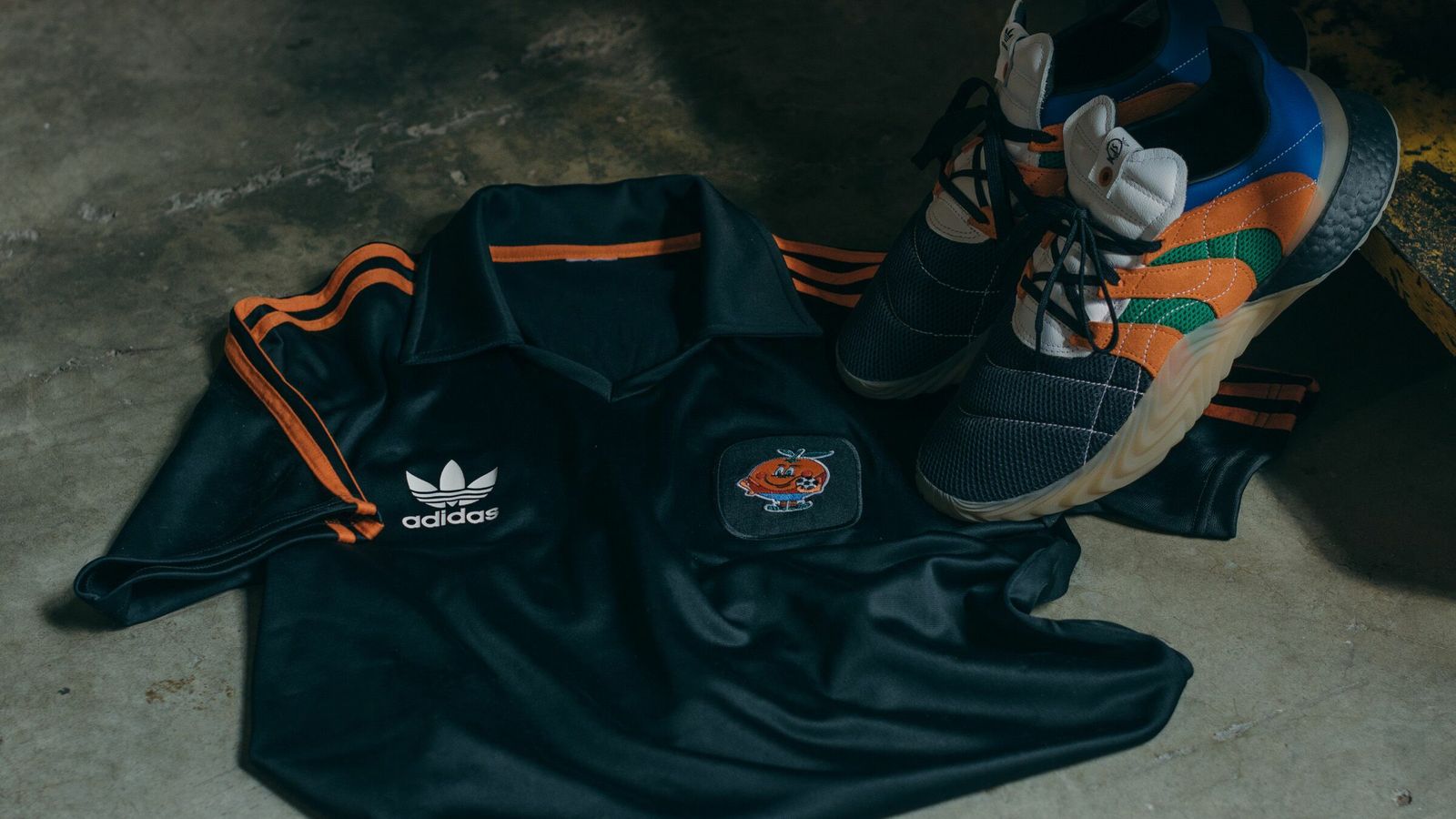 Camiseta y deportivas de SIVASDELCALZO con el logotipo de Naranjito.