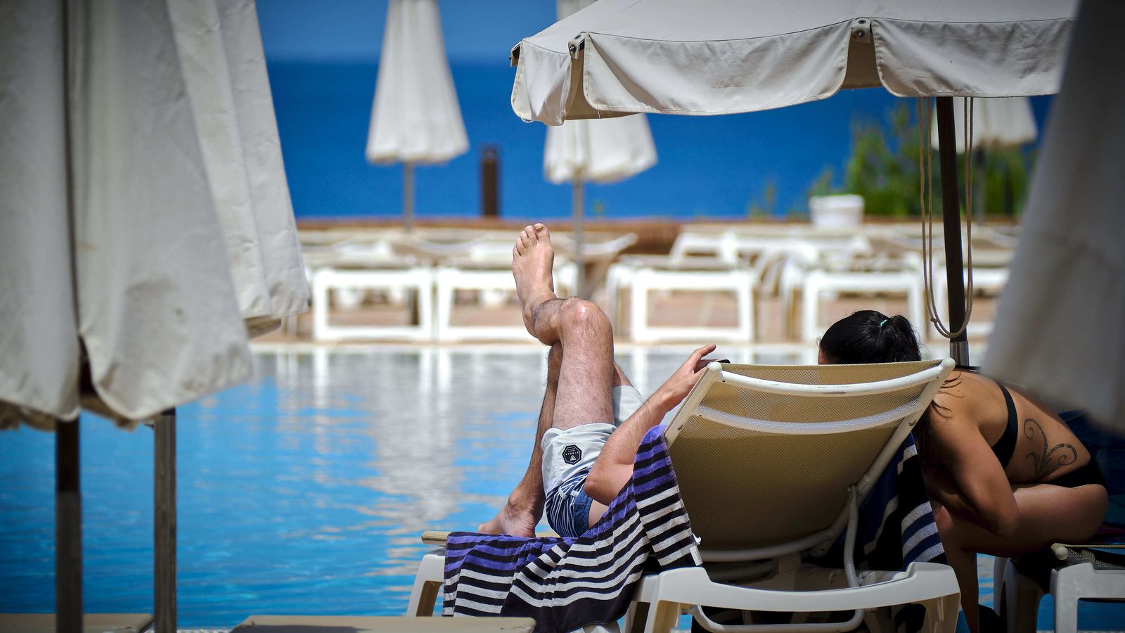 Dos turistas en la piscina de un hotel del Novo Sancti Petri.
