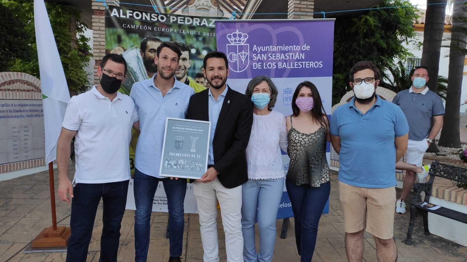 Alfonso Pedraza recibe un obsequio de parte del alcalde, Francisco Javier Maestre.