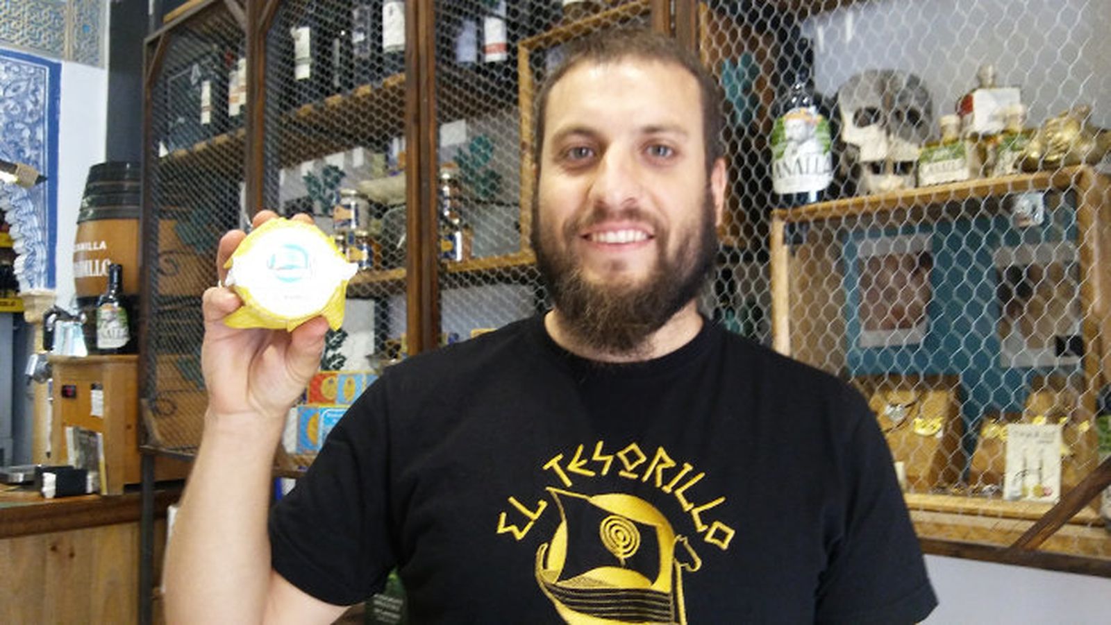 Manu Alvarez muestra uno de los tarros de sus originales mermeladas