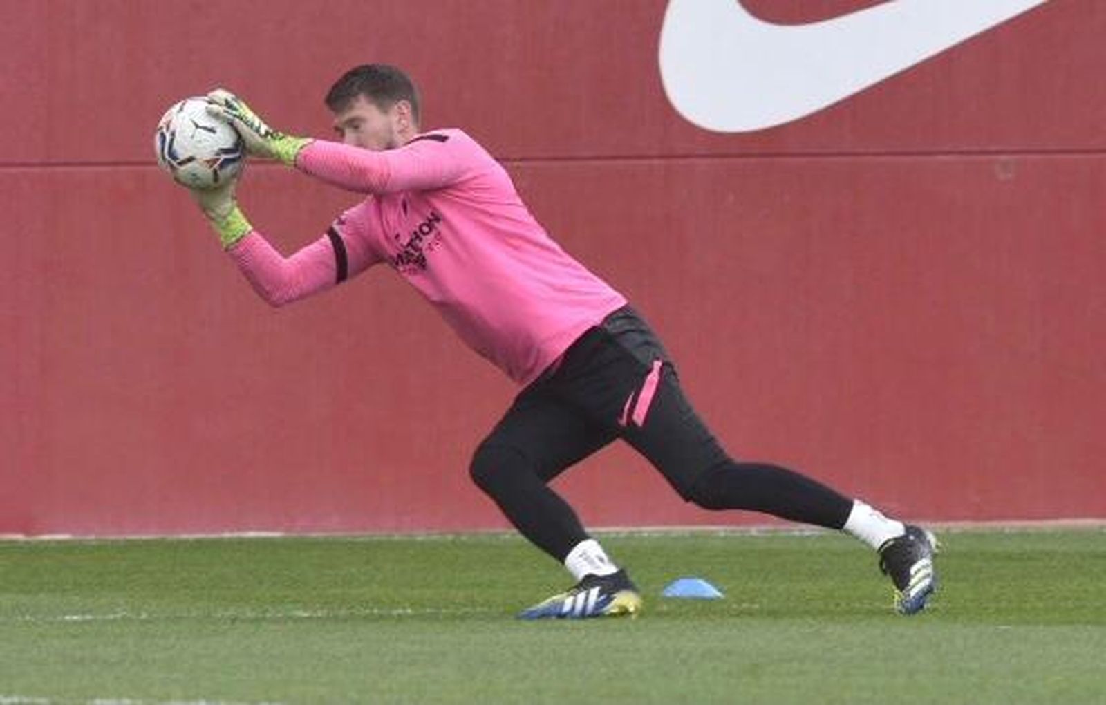 Vaclík realiza una parada en el entrenamiento del viernes.