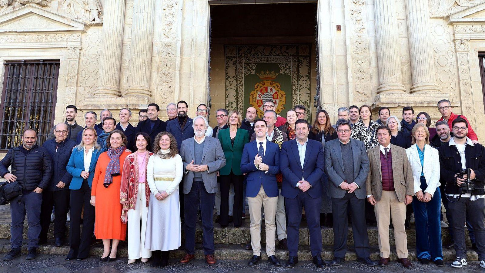 El gobierno local ha compartido un desayuno navideño con los medios de comunicación de la ciudad.