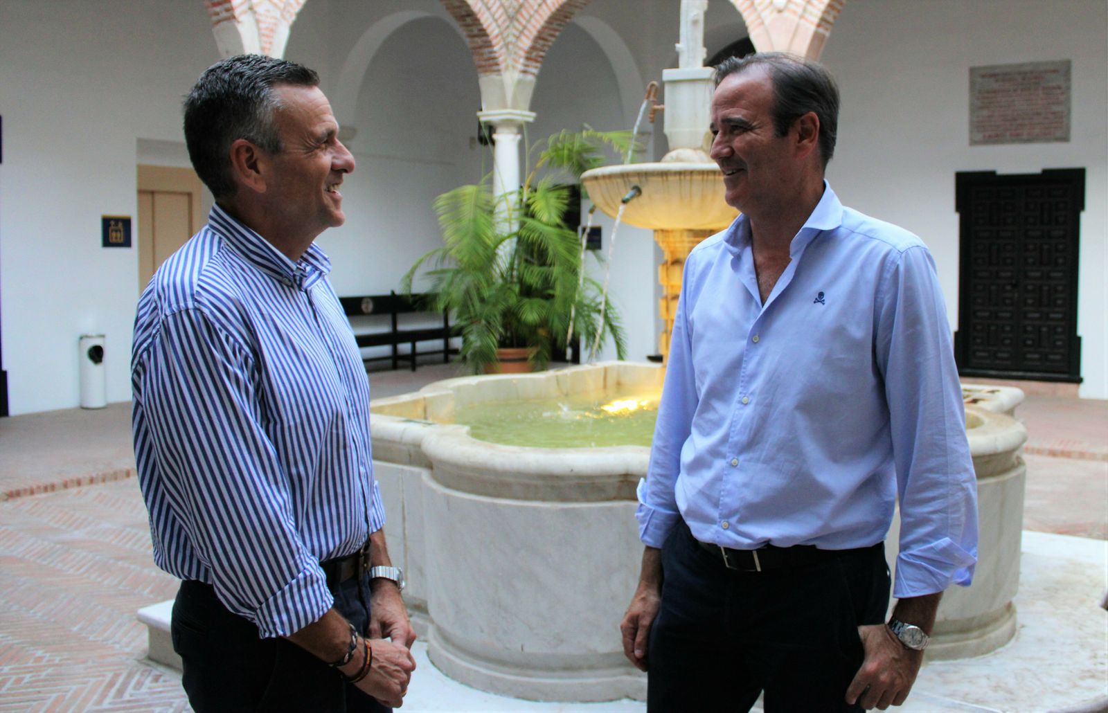 El director de la UNED-Málaga, Luis Grau, junto al presidente de la Agrupación de Cofradías, Pablo Atencia