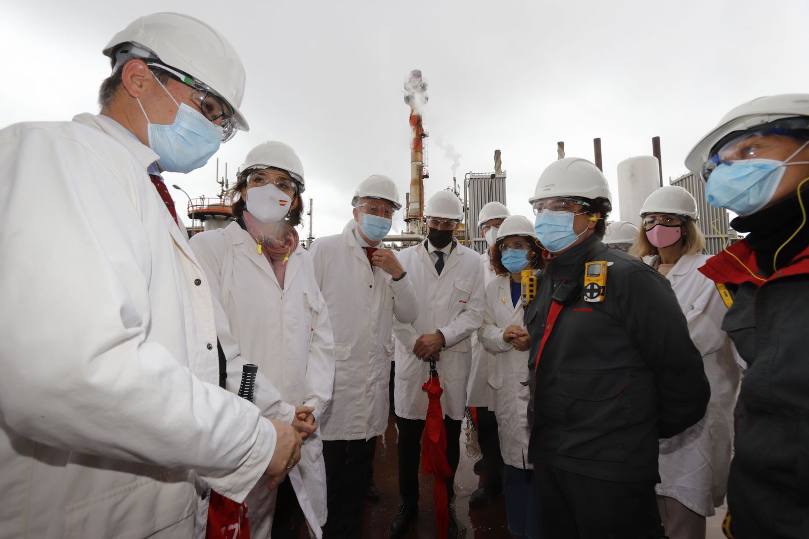 La ministra Reyes Maroto se detuvo a hablar con algunos de los trabajadores de Cepsa.